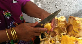Video: How To Peel Ripe Jackfruit